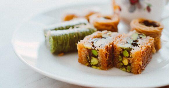 découvrez la douceur irrésistible du baklava, un délice sucré d'origine orientale composé de fines couches de pâte filo, de noix croquantes et de miel. parfait pour accompagner vos thés et cafés, ce dessert est une véritable explosion de saveurs qui ravira vos papilles.