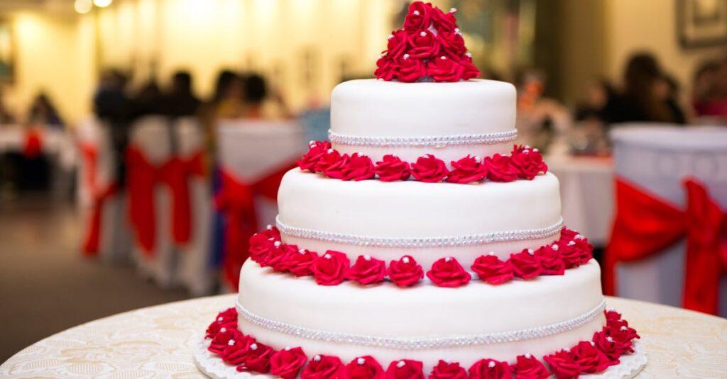 découvrez notre délicieuse sélection de gâteaux de mariage, conçus pour rendre votre journée spéciale inoubliable. des designs élégants aux saveurs irrésistibles, nos wedding cakes combleront toutes vos envies et émerveilleront vos invités.