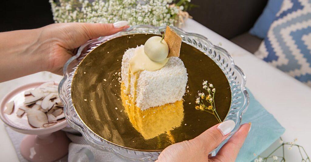 découvrez notre délicieux gâteau à la noix de coco, un véritable régal pour les amateurs de desserts tropicaux. avec une texture moelleuse et un goût riche de noix de coco, ce gâteau est parfait pour toutes les occasions, que ce soit pour un anniversaire, un goûter ou simplement pour se faire plaisir. savourez chaque bouchée et laissez-vous transporter par cette douceur exotique.