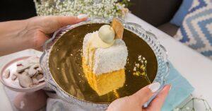 découvrez notre délicieux gâteau à la noix de coco, un véritable régal pour les amateurs de desserts tropicaux. avec une texture moelleuse et un goût riche de noix de coco, ce gâteau est parfait pour toutes les occasions, que ce soit pour un anniversaire, un goûter ou simplement pour se faire plaisir. savourez chaque bouchée et laissez-vous transporter par cette douceur exotique.