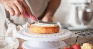 découvrez la recette facile et délicieuse du gâteau à la vanille, un dessert classique qui ravira vos papilles. parfait pour toutes les occasions, ce gâteau moelleux et savoureux se marie à merveille avec vos garnitures préférées.