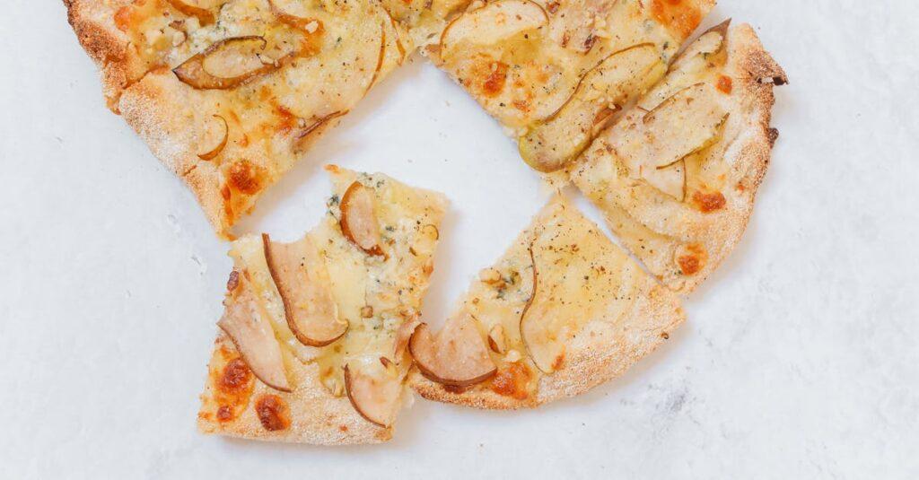 découvrez notre délicieuse recette de pizza maison : simple à réaliser, avec des ingrédients frais et savoureux. apprenez à préparer la pâte, à choisir vos garnitures préférées et à obtenir une croûte parfaite pour vos soirées pizza entre amis ou en famille.