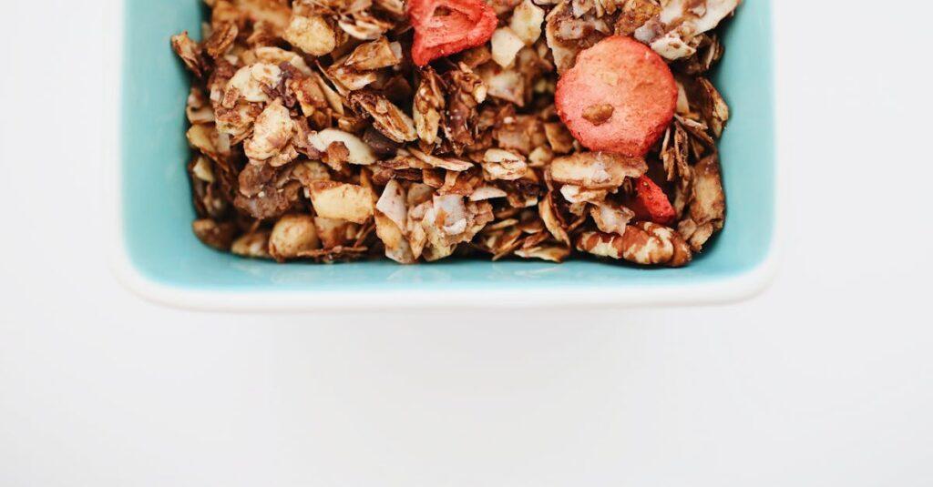 découvrez notre granola artisanale, un mélange parfait de flocons d'avoine croustillants, de fruits secs et de noix, idéal pour un petit-déjeuner sain et savoureux. réveillez vos papilles avec des recettes délicieuses qui allient plaisir et nutrition, sans additifs artificiels.