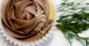 découvrez notre délicieuse recette de gâteau au chocolat et à la banane, un dessert moelleux et savoureux qui ravira vos papilles. idéal pour toutes les occasions, ce gâteau combinera le goût riche du chocolat et la douceur des bananes. à réaliser facilement pour épater vos invités !