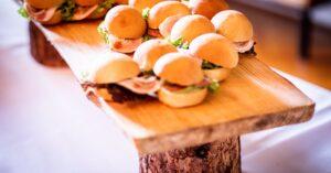 découvrez nos délicieuses recettes de burgers faits maison ! savourez des combinaisons originales et des ingrédients frais pour des repas savoureux et personnalisés. préparez facilement vos propres burgers et régalez vos amis et votre famille lors de vos soirées barbecue.