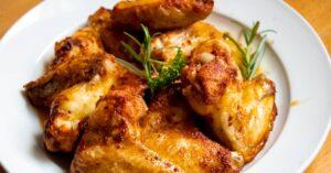 découvrez le délicieux butter chicken, un plat emblématique de la cuisine indienne, alliant morceaux de poulet tendre marinés dans une sauce crémeuse aux épices variées. idéal pour accompagner du riz basmati ou du pain naan, laissez-vous séduire par cette explosion de saveurs réconfortantes.