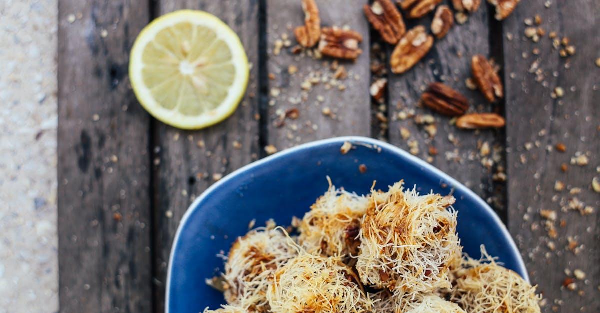 découvrez la délicieuse baklava, un dessert traditionnel du moyen-orient, composé de couches de pâte filo croustillante, de noix savoureuses et d'un sirop sucré. parfait pour les amateurs de douceurs, chaque bouchée vous transporte dans un voyage gustatif inoubliable.