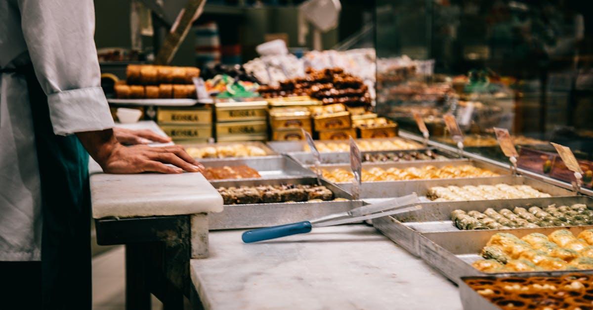 découvrez la délicieuse baklava, un dessert sucré et croustillant originaire du moyen-orient. composé de couches de pâte phyllo, de noix hachées et de miel, ce délice sucré ravira vos papilles. parfait pour les grandes occasions ou simplement pour un plaisir gourmand au quotidien.