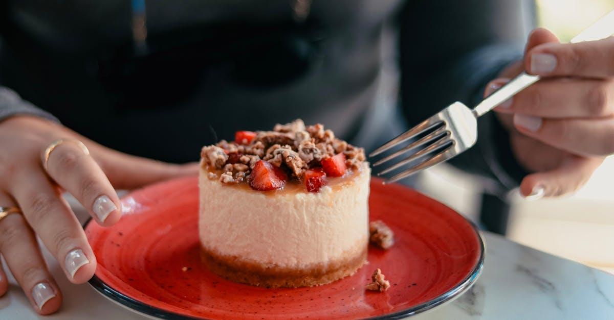 découvrez notre irrésistible cheesecake oreo sans cuisson, un dessert facile à réaliser qui ravira vos papilles. avec une croûte croustillante aux biscuits oreo et une garniture crémeuse au fromage frais, cette douceur est parfaite pour toute occasion.