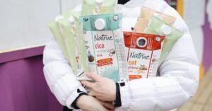 découvrez le lait d'amande, une alternative végétale délicieuse et nutritive au lait classique. idéal pour les personnes intolérantes au lactose ou celles qui recherchent une option saine et savoureuse, le lait d'amande se prête à de nombreuses recettes, des smoothies aux desserts. profitez de ses bienfaits pour la santé tout en savourant son goût unique!