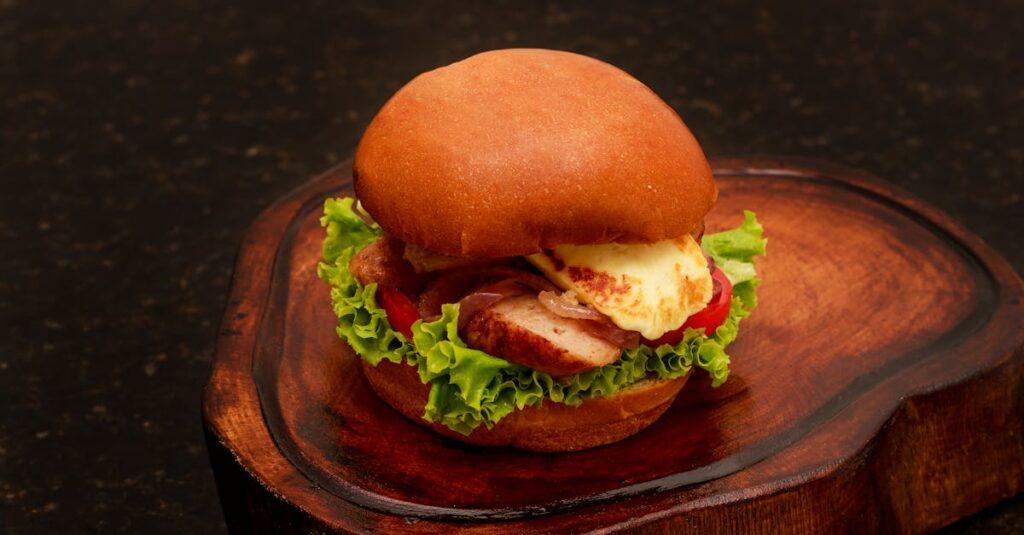 savourez notre délicieux chicken burger, composé d'un filet de poulet tendre, mariné et grillé à la perfection, servi avec des légumes frais et une sauce maison alléchante, le tout dans un pain moelleux. idéal pour les amateurs de burgers légers et savoureux.