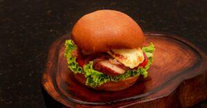 savourez notre délicieux chicken burger, composé d'un filet de poulet tendre, mariné et grillé à la perfection, servi avec des légumes frais et une sauce maison alléchante, le tout dans un pain moelleux. idéal pour les amateurs de burgers légers et savoureux.
