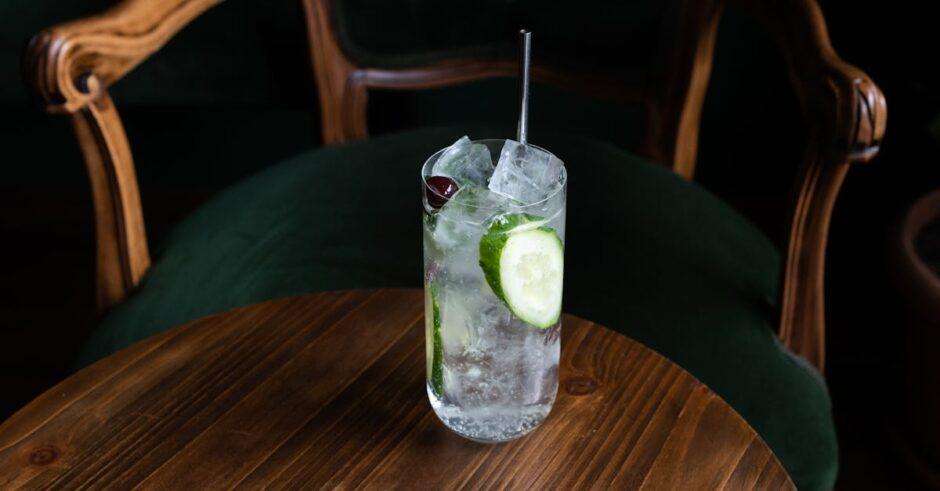 découvrez la recette authentique du mojito, ce cocktail rafraîchissant cubain à base de rhum, de menthe fraîche, de citron et d'eau gazeuse. parfait pour vos soirées d'été, apprenez à le préparer en un rien de temps et apportez une touche tropicale à vos moments de détente.