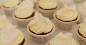 découvrez nos délicieux cupcakes, une explosion de saveurs et de couleurs qui sauront ravir vos papilles. parfaits pour toutes les occasions, nos cupcakes faits maison allient qualité et créativité. commandez dès maintenant pour une expérience gourmande inoubliable !