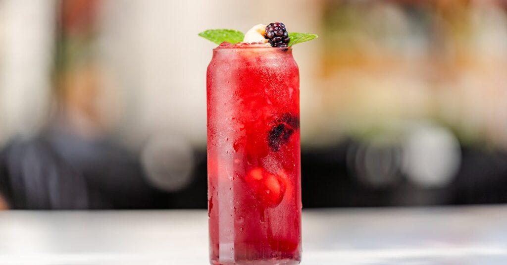 découvrez le monde savoureux des mocktails, des cocktails sans alcool qui ravissent les papilles. idéals pour toute occasion, ces breuvages colorés allient fraîcheur et créativité. apprenez à concocter des recettes délicieuses et étonnantes pour épater vos invités tout en restant sobre.