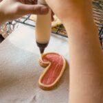 découvrez nos délicieuses recettes de biscuits de noël qui éveilleront vos papilles. parfaits pour les fêtes, ces biscuits festifs allient traditions et saveurs irrésistibles. émerveillez vos proches avec des créations sucrées qui apportent la magie de noël à chaque bouchée.