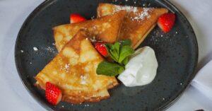 découvrez l'authenticité des crêpes françaises avec nos recettes traditionnelles. savourez ces délicieuses galettes fines, sucrées ou salées, parfaites pour toutes les occasions. préparez-vous à régaler vos papilles avec ces délices de la gastronomie française!
