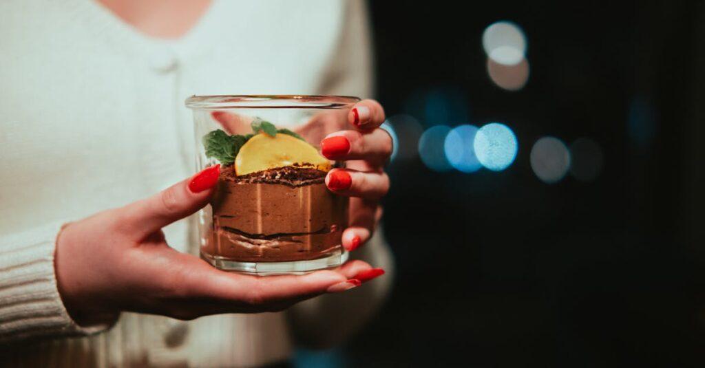 découvrez une délicieuse recette de mousse au chocolat, alliant onctuosité et saveurs intenses. apprenez à préparer ce dessert raffiné qui ravira les amateurs de chocolat, parfait pour toutes les occasions.