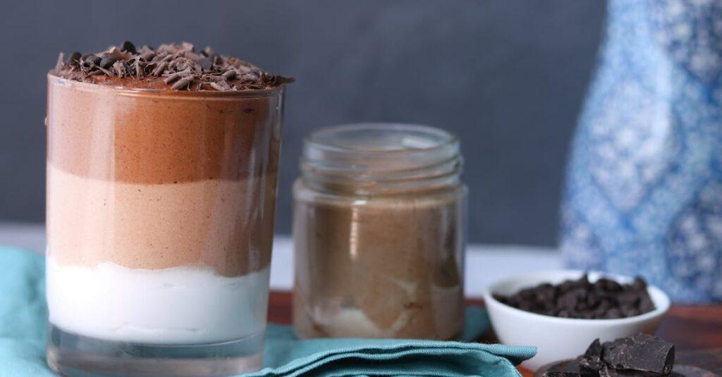 découvrez notre délicieuse recette de mousse au chocolat, un dessert onctueux et irrésistible qui ravira les amateurs de douceurs. facile à préparer, cette mousse fondante saura enchanter vos repas et épater vos invités.