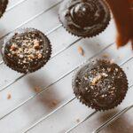 découvrez notre délicieuse recette de muffins au chocolat, une douceur moelleuse parfaite pour les gourmands. faciles à préparer, ces muffins sont idéaux pour le petit-déjeuner ou le goûter. faites-vous plaisir avec un chocolat fondant à chaque bouchée !