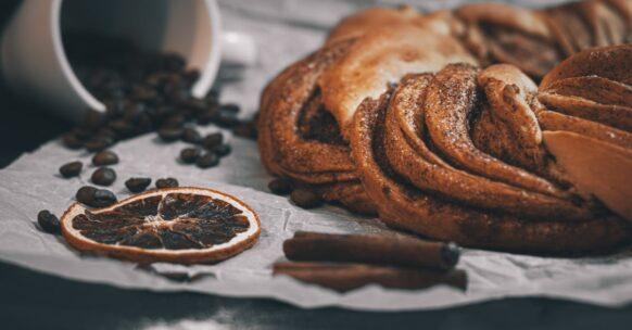 découvrez notre irrésistible recette de spice cake, un gâteau moelleux et parfumé, sublimé par un mélange d'épices réconfortantes. parfait pour accompagner vos moments de convivialité, ce dessert allie traditions et saveurs. envie d'une touche chaleureuse dans votre cuisine ? à vos fourneaux !