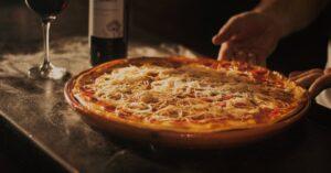 découvrez notre délicieuse pizza à l'aubergine, alliant des saveurs méditerranéennes avec une croûte croustillante et des ingrédients frais. parfaite pour les amateurs de cuisine végétale, cette pizza saura ravir vos papilles lors de vos soirées entre amis ou en famille.