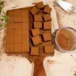 découvrez nos irrésistibles brownies au chocolat moelleux, parfaits pour satisfaire toutes vos envies sucrées. préparez-vous à fondre de plaisir avec chaque bouchée de ces douceurs chocolatées!