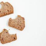 découvrez notre recette irrésistible de banana bread, un délice moelleux à base de bananes mûres, parfait pour le petit-déjeuner ou le goûter. facile à préparer, ce pain à la banane saura ravir vos papilles et celles de vos proches. n'attendez plus pour l'essayer!