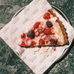 découvrez la délicieuse tarte aux framboises, un dessert savoureux alliant croûte dorée, crème onctueuse et framboises fraîches. parfaite pour vos occasions spéciales ou simplement pour vous faire plaisir, cette tarte ravira les papilles des amateurs de douceurs fruitées.
