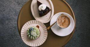 découvrez notre tarte renversée à la banane caramélisée, un délice sucré où des bananes dorées reposent sur une pâte croustillante, le tout nappé d'un caramel savoureux. parfait pour finir votre repas en beauté!