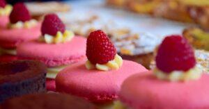 découvrez la délicatesse des macarons au matcha, une expérience gustative unique alliant la douceur des coques aux saveurs intenses du thé vert japonais. parfaits pour une pause gourmande ou une occasion spéciale.