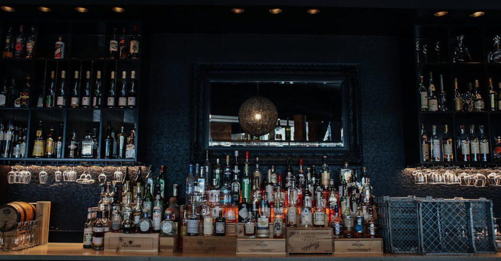 découvrez l'univers fascinant du rhum, une spiritueux originaire des caraïbes, avec ses arômes variés, ses méthodes de production artisanales et ses délicieuses recettes de cocktails. apprenez tout sur ses différentes classifications, les distilleries renommées et la culture qui entoure cette boisson envoûtante.