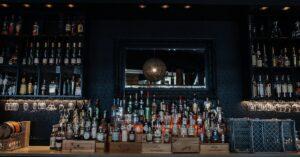 découvrez l'univers fascinant du rhum, une spiritueux originaire des caraïbes, avec ses arômes variés, ses méthodes de production artisanales et ses délicieuses recettes de cocktails. apprenez tout sur ses différentes classifications, les distilleries renommées et la culture qui entoure cette boisson envoûtante.