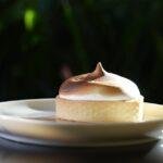découvrez la délicieuse tarte au citron meringuée, un dessert rafraîchissant alliant une croûte croustillante, une garniture au citron acidulée et une meringue légère et sucrée. parfait pour les amateurs de douceurs fruitées!