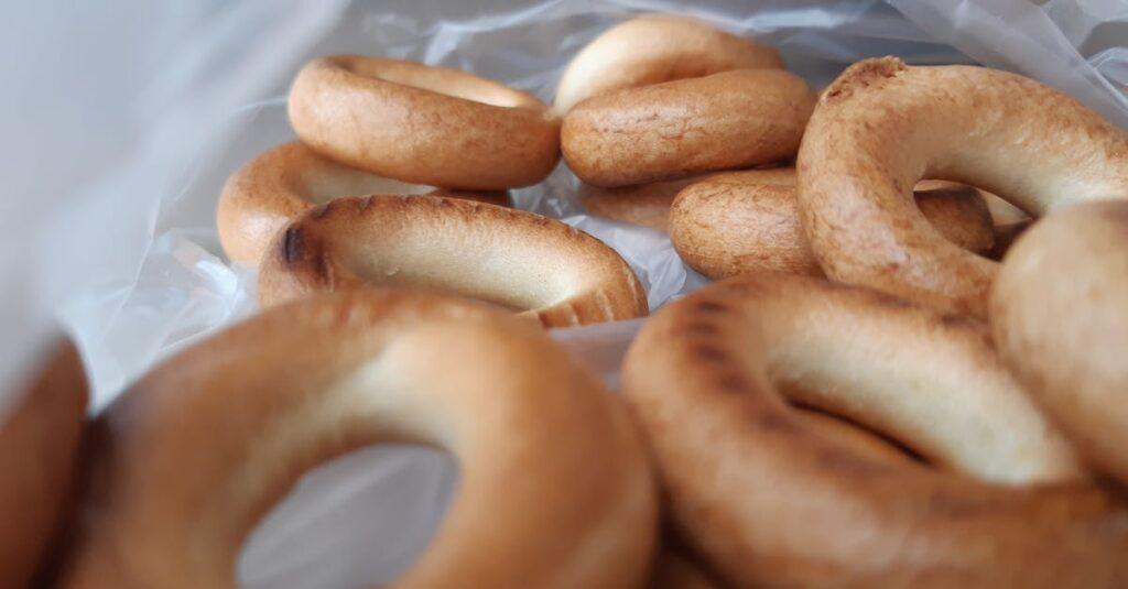 découvrez la douceur des donuts cuits au four avec notre recette irrésistible. parfaits pour un petit-déjeuner gourmand ou une collation légère, ces donuts moelleux sont faciles à réaliser et peuvent être personnalisés selon vos envies. laissez-vous tenter par ces délices sains et savoureux !