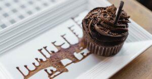 découvrez notre irrésistible gâteau au chocolat, parfaitement moelleux et riche en saveurs. idéal pour toutes les occasions, ce dessert chocolaté saura ravir vos papilles et émerveiller vos invités. ne manquez pas cette délicieuse expérience chocolatée !