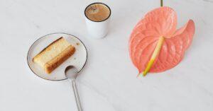 découvrez la délicieuse recette du marble cake, un gâteau marbré alliant savamment la richesse du chocolat et la légèreté de la vanille. parfait pour le goûter ou les occasions spéciales, ce dessert moelleux et esthétique ravira vos papilles et celles de vos convives. suivez notre guide simple pour réaliser ce classique de la pâtisserie chez vous !