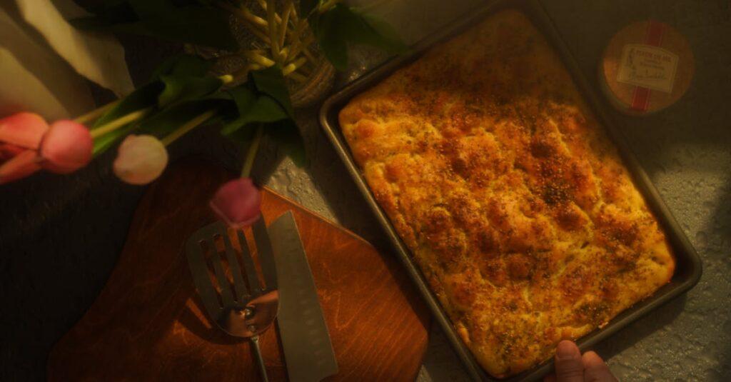 découvrez la recette authentique de la focaccia, un pain italien moelleux et savoureux, idéal pour accompagner vos plats ou être dégusté seul. apprenez à préparer cette spécialité napolitaine avec des ingrédients simples et un mélange d'herbes aromatiques qui enflammera vos papilles.