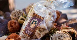 découvrez le nougat, ce délice sucré à base de miel, d'amandes et de blancs d'œufs, parfait pour vos pauses gourmandes. apprenez-en plus sur ses origines, ses variantes et comment réaliser ce dessert traditionnel chez vous.