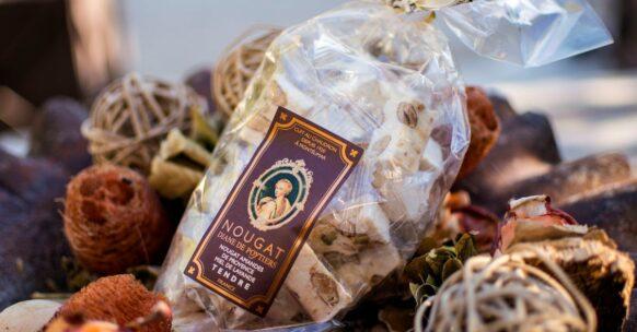 découvrez le nougat, ce délice sucré à base de miel, d'amandes et de blancs d'œufs, parfait pour vos pauses gourmandes. apprenez-en plus sur ses origines, ses variantes et comment réaliser ce dessert traditionnel chez vous.