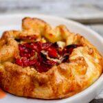 découvrez la galette, une délicieuse pâtisserie française qui évoque la tradition et le partage. que ce soit pour célébrer l'épiphanie ou pour un moment gourmand, explorez les différentes recettes et variétés de galettes qui raviront vos papilles.
