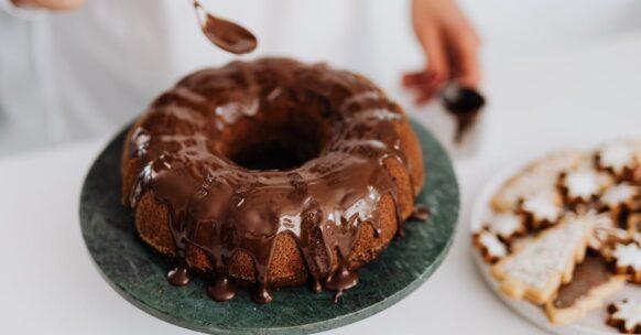 découvrez notre délicieuse recette de gâteau au chocolat sans cuisson, rapide et facile à réaliser. parfait pour les amateurs de chocolat, ce dessert onctueux ravira vos papilles sans avoir besoin d'allumer le four !