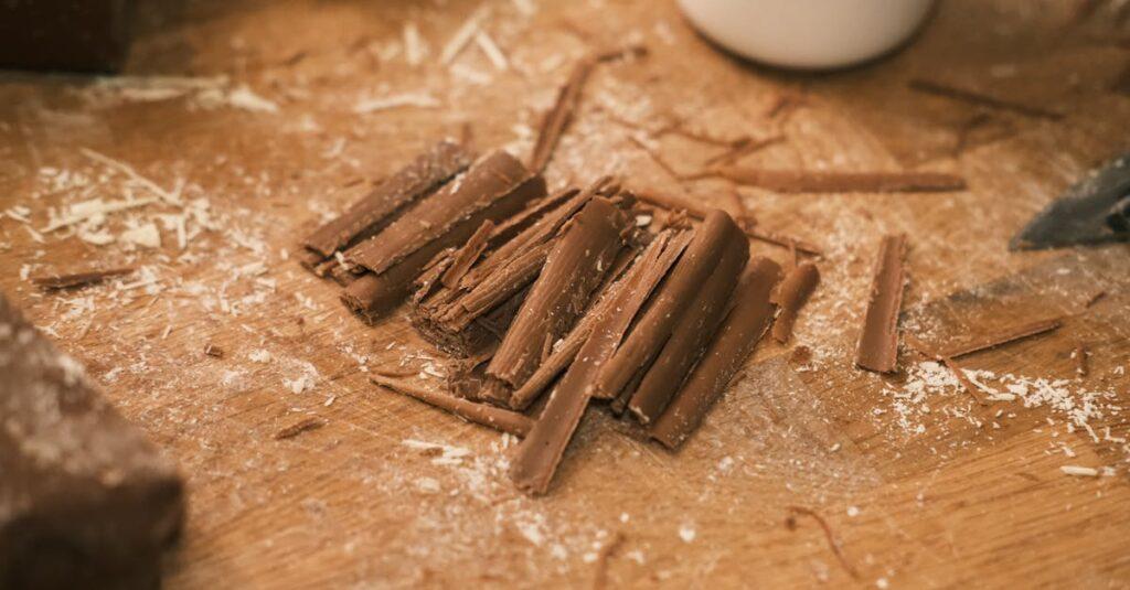 découvrez une délicieuse mousse au chocolat vegan, légère et crémeuse, parfaite pour satisfaire toutes vos envies sucrées sans produits d'origine animale. facile à préparer, cette recette ravira les amateurs de chocolat et les gourmets soucieux de leur alimentation. idéale pour les desserts, fêtes ou moments de gourmandise.