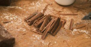 découvrez une délicieuse mousse au chocolat vegan, légère et crémeuse, parfaite pour satisfaire toutes vos envies sucrées sans produits d'origine animale. facile à préparer, cette recette ravira les amateurs de chocolat et les gourmets soucieux de leur alimentation. idéale pour les desserts, fêtes ou moments de gourmandise.