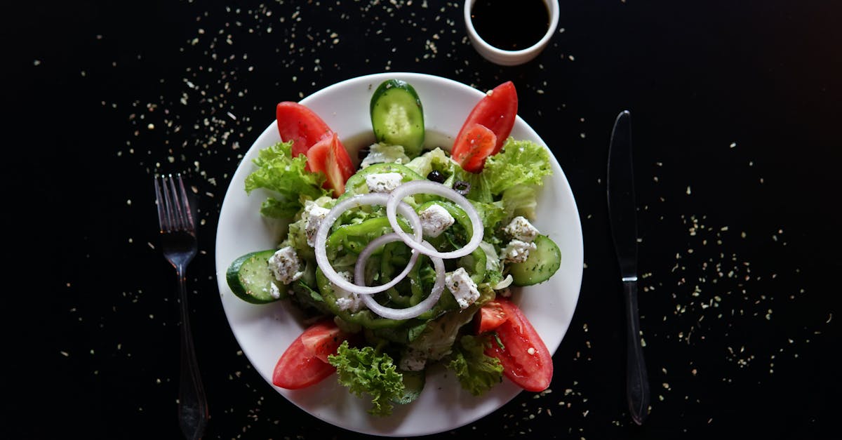 découvrez la recette classique de la salade grecque, un plat frais et savoureux composé de tomates juteuses, de concombre croquant, d'olives noires et de feta crémeuse, le tout rehaussé par une vinaigrette délicate à l'huile d'olive et à l'origan. parfaite pour une entrée ou un accompagnement lors de vos repas estivaux!