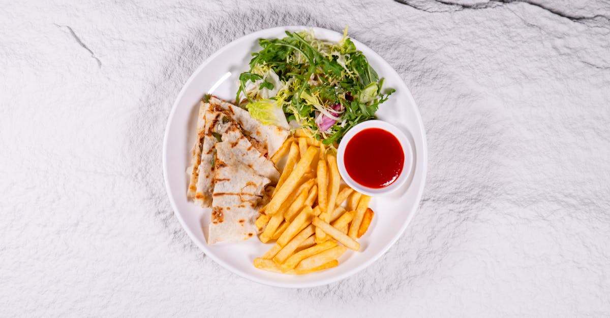 découvrez la fraîcheur de la salade grecque, un mélange savoureux de tomates juteuses, de concombre croquant, d'olives noires, de feta crémeuse et d'un parfum d'origan. idéale pour accompagner vos plats ou à déguster seule, cette recette emblématique de la cuisine méditerranéenne apporte une touche ensoleillée à votre table.