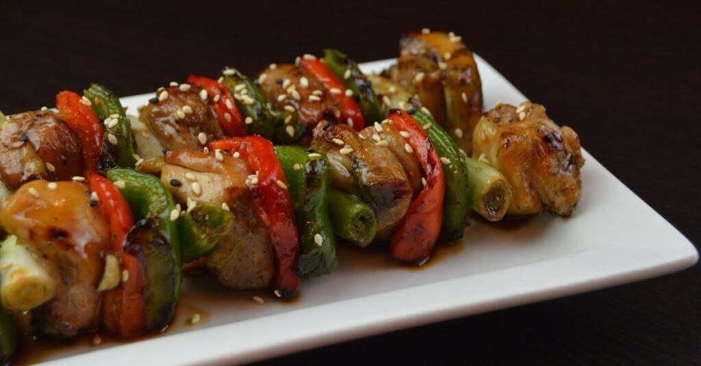 découvrez des brochettes de poulet juteuses et savoureuses, marinées à la perfection et grillées pour un goût irrésistible. idéales pour les barbecues, les pique-niques ou un repas convivial, ces brochettes deviendront le plat star de vos soirées.