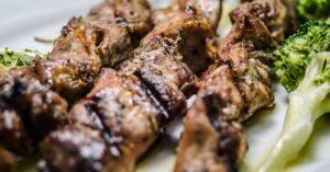 découvrez nos délicieuses brochettes de poulet épicées, parfaites pour une explosion de saveurs lors de vos barbecues et repas entre amis. un mélange succulent d'épices pour une expérience culinaire inoubliable.