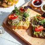 découvrez la recette parfaite de la bruschetta, un apéritif italien savoureux et élégant, préparé avec du pain grillé, des tomates fraîches, du basilic et un filet d'huile d'olive. idéal pour vos soirées entre amis ou en famille.