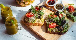 découvrez la recette parfaite de la bruschetta, un apéritif italien savoureux et élégant, préparé avec du pain grillé, des tomates fraîches, du basilic et un filet d'huile d'olive. idéal pour vos soirées entre amis ou en famille.